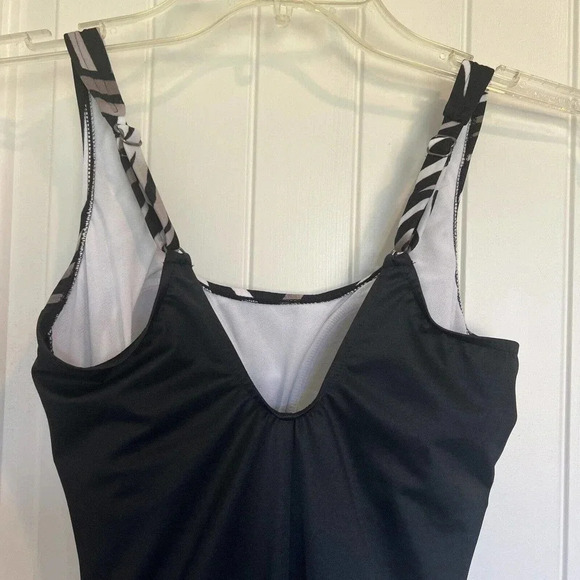 Trimshaper Size 6 animal print One Piece Swimsuit Top Built In Padded Bra EUC - Picture 9 of 12